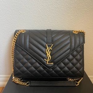 YSL Handbag. Only been used twice, great condition !